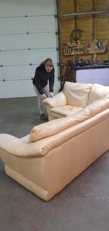 Rénovation d'un canapé en cuir avec changement de coloris en Hauts-de-Seine
