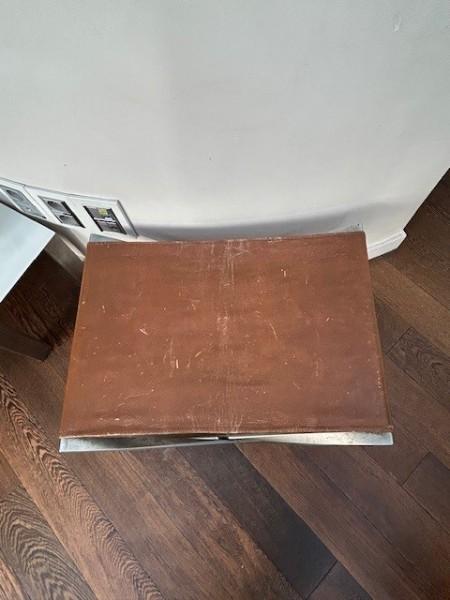 Comment rénover le cuir de tabourets pliants PK91 de 1961 ?