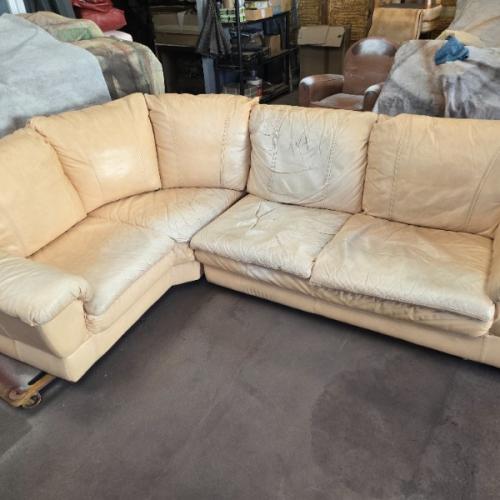Rénovation complète d'un canapé d'angle en cuir