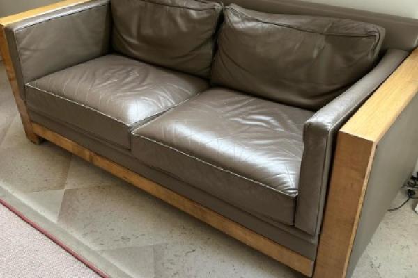Rénovation de deux canapés en cuir Hugues Chevallier à Paris 
