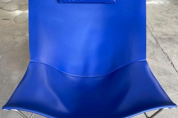Changement de teinte de ce joli fauteuil David Weeks (1990) à Versailles