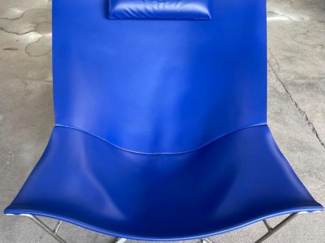 Changement de teinte de ce joli fauteuil David Weeks (1990) à Versailles